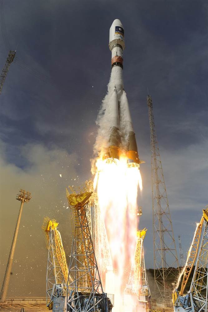 Tên lửa Soyuz khai hỏa tại sân bay vũ trụ Kourou hôm 12/10. Tên lửa do Nga chế tạo này mang lên quỹ đạo 2 vệ tinh phục vụ hệ thống định vị toàn cầu Galileo của châu Âu.